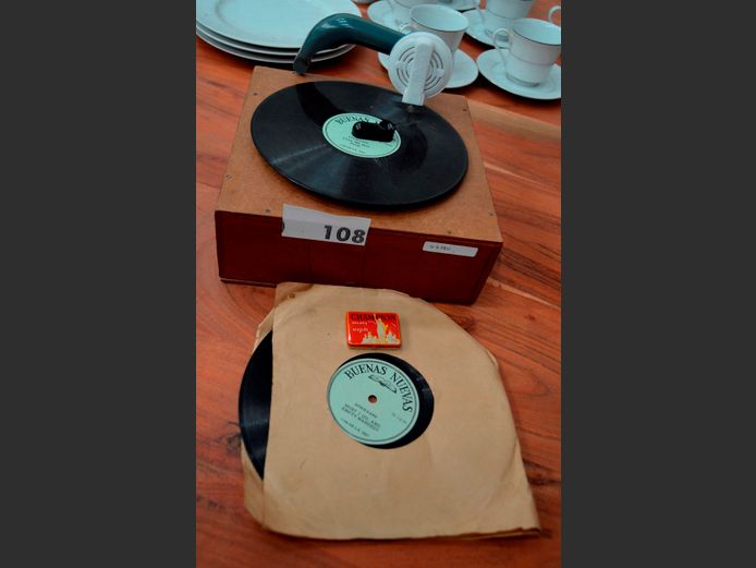 VINTAGE GALLOTONE WIND-UP RECORD PLAYER, 24 x 24 x 15cm