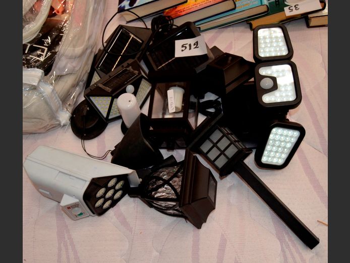LOT: SOLAR GARDEN LIGHTS [Untested, Condition unknown]