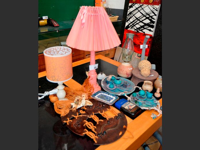 LANTERN, POTTERY WALL HANGINGS, 2 x LAMPS WITH SHADES, ORNAMENTS, etc [49,58]