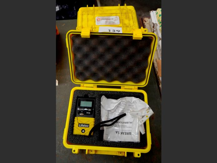 LOT: 2 x LIFELOC BREATHALYSERS WITH CASES [Condition unknown]