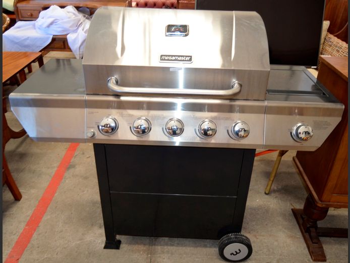 MEGAMASTER STAINLESS STEEL 5-BURNER GAS BRAAI WITH CYLINDER, 132 x 55 x 118cm [Hardly used]