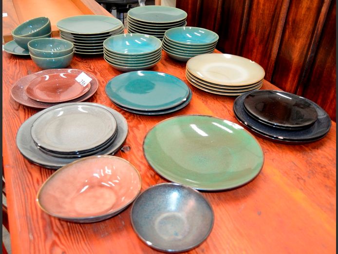 LARGE LOT: CERAMIC DINNER PLATES, BOWLS, etc [Chipped]