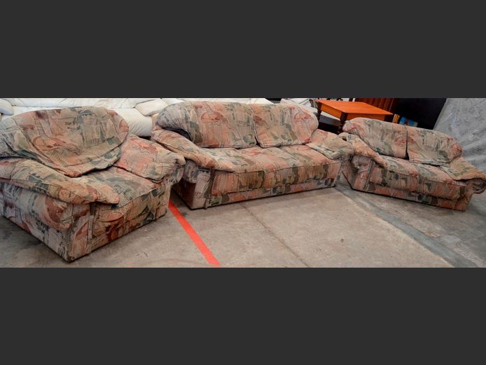 MULTI-COLOURED 3-PIECE, 6-SEATER LOUNGE SUITE [Needs a clean & re-stuffing]