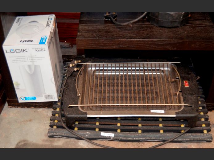 LOT: LOGIK KETTLE & ELECTRIC GRILLER [Switches on, untested further]