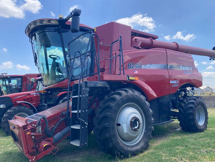 CASE IH 8240 COMBINE
