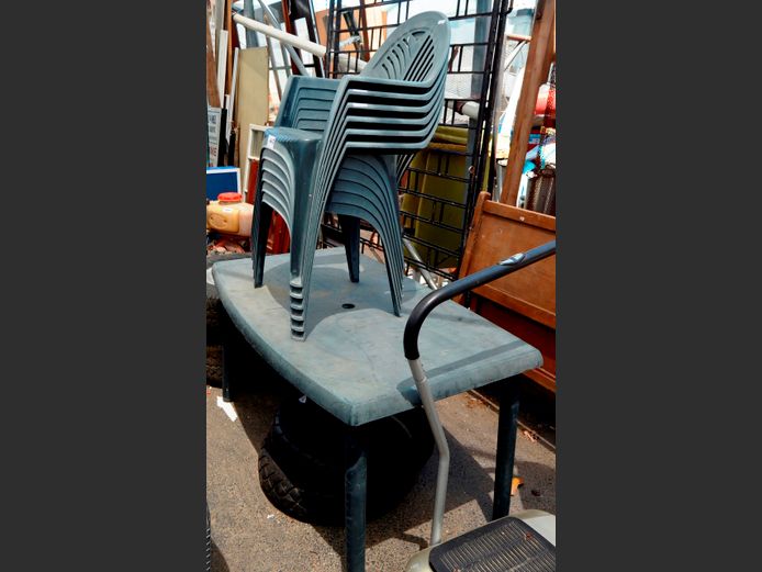 GREEN PLASTIC PATIO TABLE WITH 6 CHAIRS, 130 x 82cm