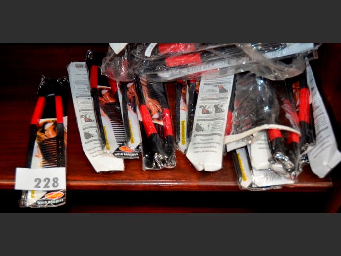 LOT: HAIRBRUSHES