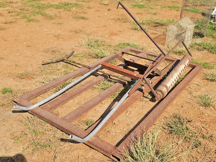 Ysters vir grasperke gebruik om topsoil plat te trek + om te sny