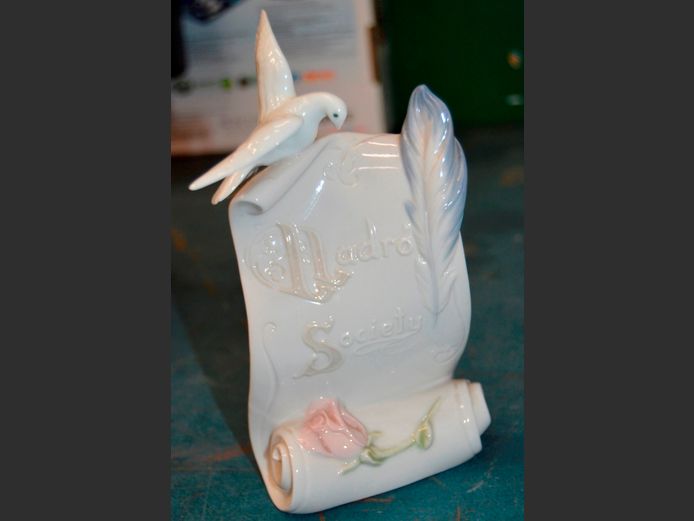 LLADRO SOCIETY FIGURINE, 16 x 9cm