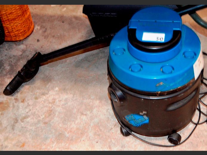 ELECTROLUX 1600W VACUUM CLEANER [Switches on, untested further]
