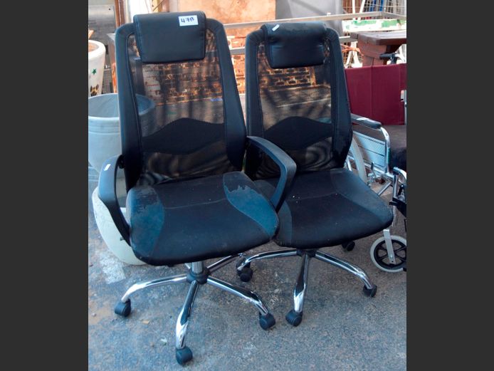LOT: 2 x SWIVEL MESH BACK OFFICE CHAIRS [Leather touch peeling]