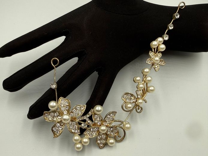 Costume jewellery accessory piece with floral pearl and stone design