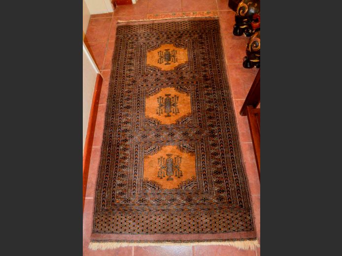 RUST & BLACK PERSIAN CARPET, 185 x 96cm