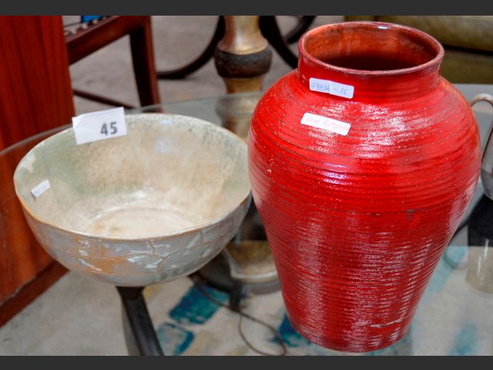 RED CERAMIC VASE, 32cm High & A POTTERY BOWL, 29cm Diameter x 11cm High [15,35]
