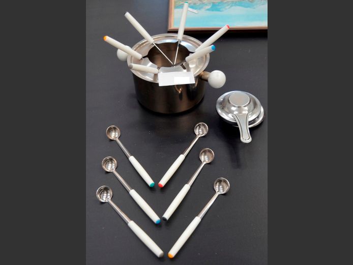 STAINLESS STEEL FONDUE POT WITH BURNER, FORKS & SPOONS [No stand]