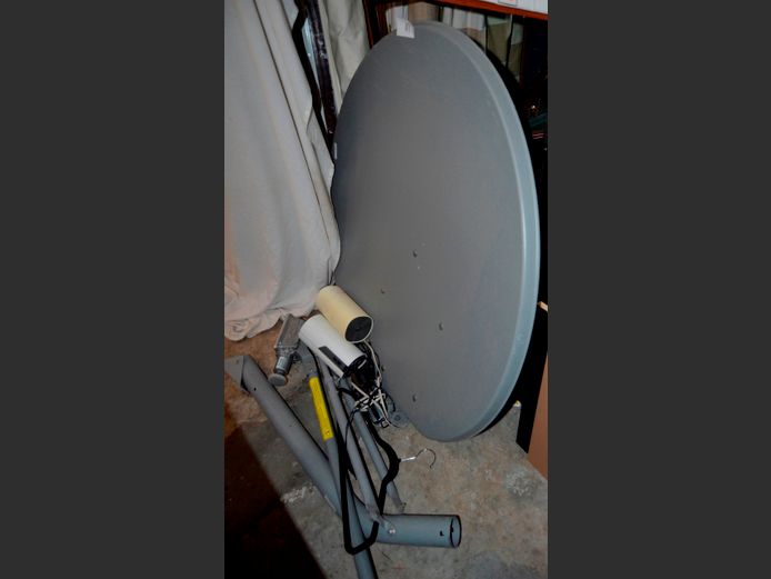 SATELLITE DISH WITH PAIR TP-LINK MASH WI-FI EXTENDERS [Untested]