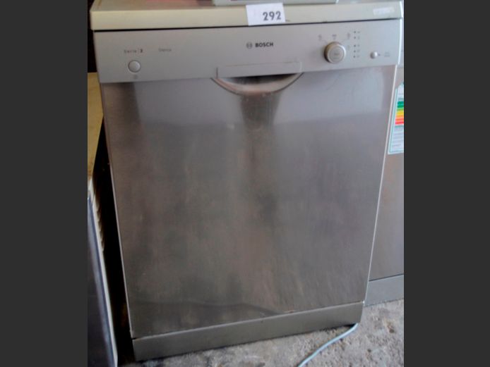 BOSCH SERIE 2 STAINLESS STEEL FRONT DISHWASHER [Switches on, untested further]