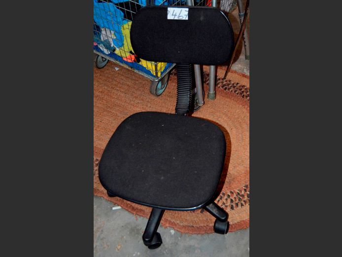 BLACK SWIVEL TYPIST'S CHAIR