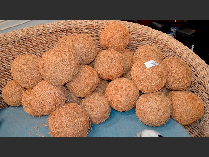 LOT: DECORATIVE "NESTS"