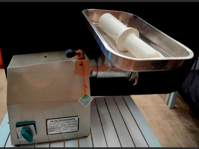 INDUSTRIAL MEAT MINCER [Switches on, untested further]