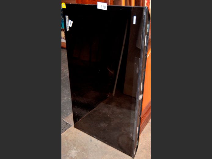 HISENSE 50" L.E.D. TV [Switches on, untested further, screen cracked] [#: 416726202] ### LICENCE PLEASE ###