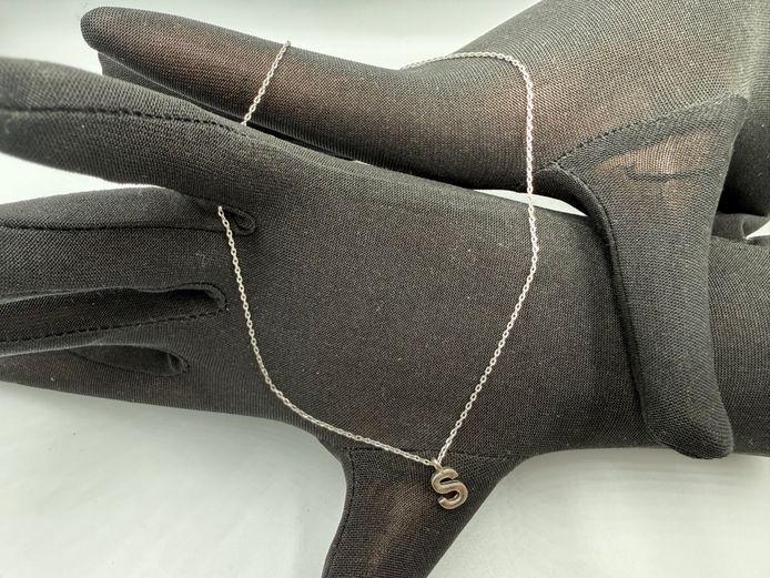 Silver coloured chain necklace with "S" charm