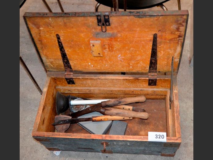 WOODEN TOOLBOX & CONTENTS, 62 x 31 x 27cm