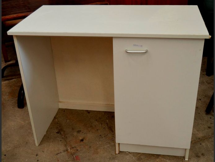 WHITE SINGLE DOOR DESK, 96 x 50 x 77cm [Edging loose] [#: 415182325]