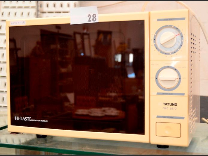 TATUNG MANUAL MICROWAVE [Switches on, untested further]