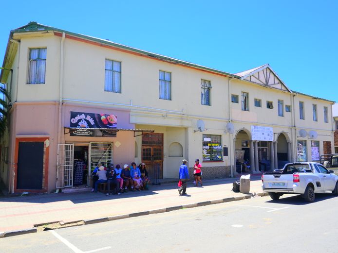 MULTI USE BUILDING • 7 x SHOPS • 11 x 2 BED FLATS • FULLY LET • HIGH FOOT TRAFFIC • URGENT DISPOSAL