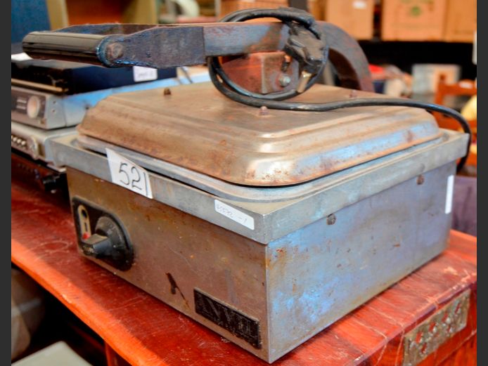 ANVIL SANDWICH PRESS, 50 x 35 x 29cm [Switches on]