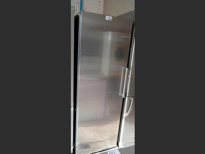 BOSCH STAINLESS STEEL SINGLE DOOR FRIDGE [Getting cold]