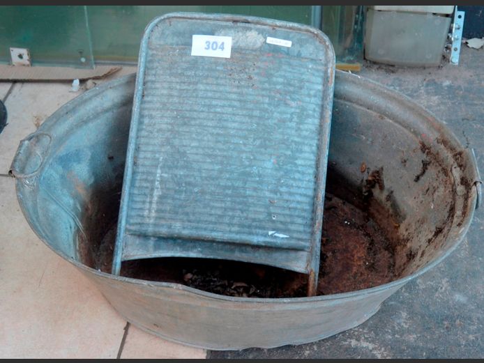 VINTAGE METAL WASH BOARD & OVAL GALVANISED BASIN [Base rusted through]