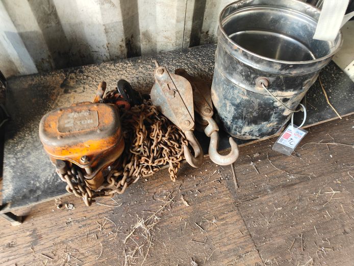 LOT CHAIN BLOCKS, HOOKS AND BUCKET