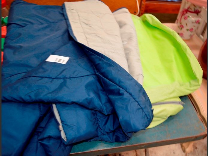 LOT: 2 x SLEEPING BAGS