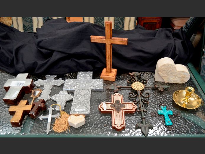 COLLECTION ALUMINIUM & CERAMIC CRUCIFIXES, etc