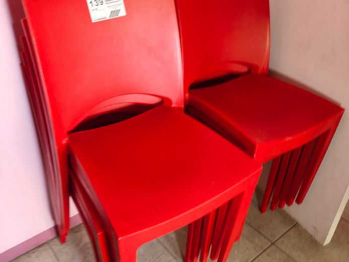 10 X RED PLASTIC CHAIRS