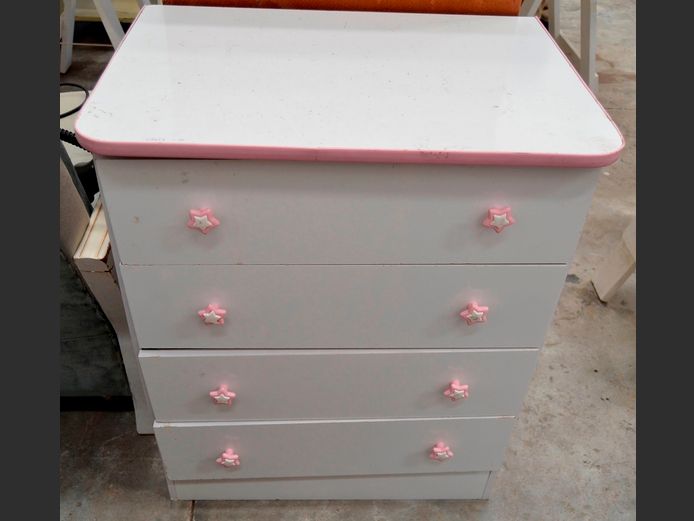 WHITE MELAMINE & PINK 4-DRAWER CHEST OF DRAWERS, 64 x 45 x 69cm [Drawers need attention]