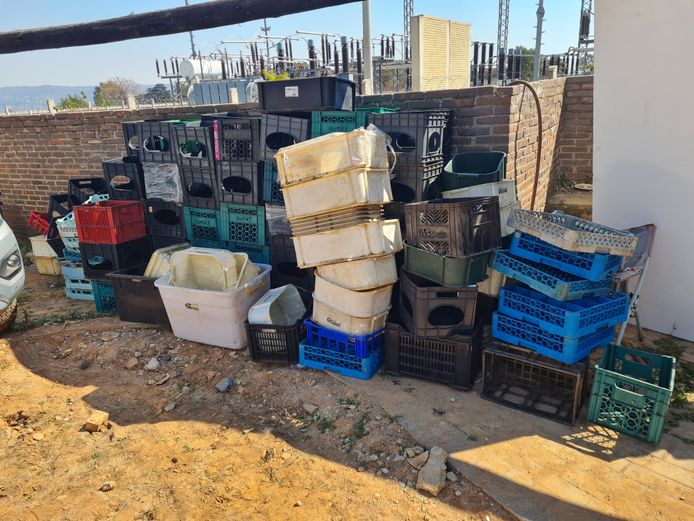 LOT PLASTIC CRATES AND BASKETS