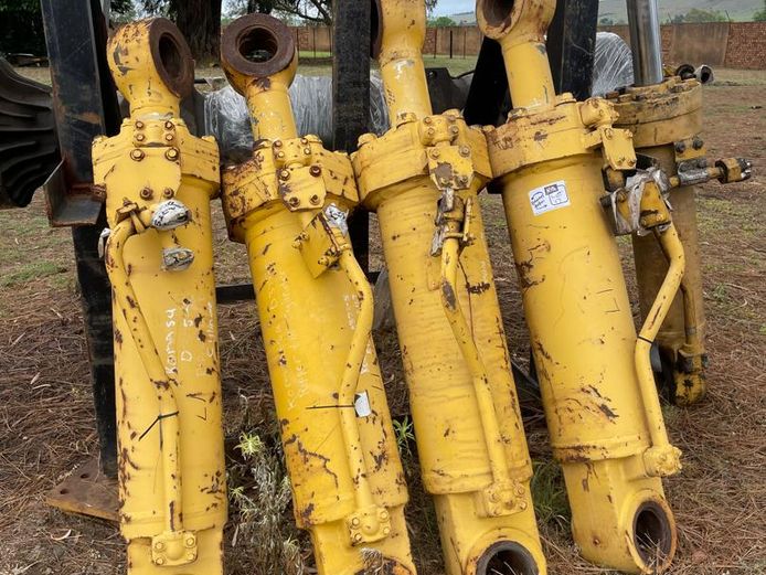 Komatsu D375-5  Cylinders x 6