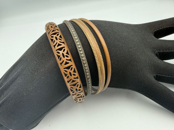 Set of 4 metal bangles