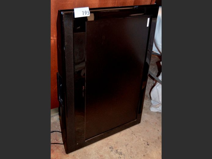 WHARFEDALE 32" LCD TV [Switches on, Screen cracked] ### LICENCE PLEASE ###