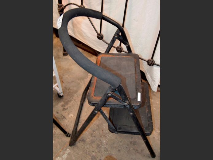 BLACK 2-STEP LADDER