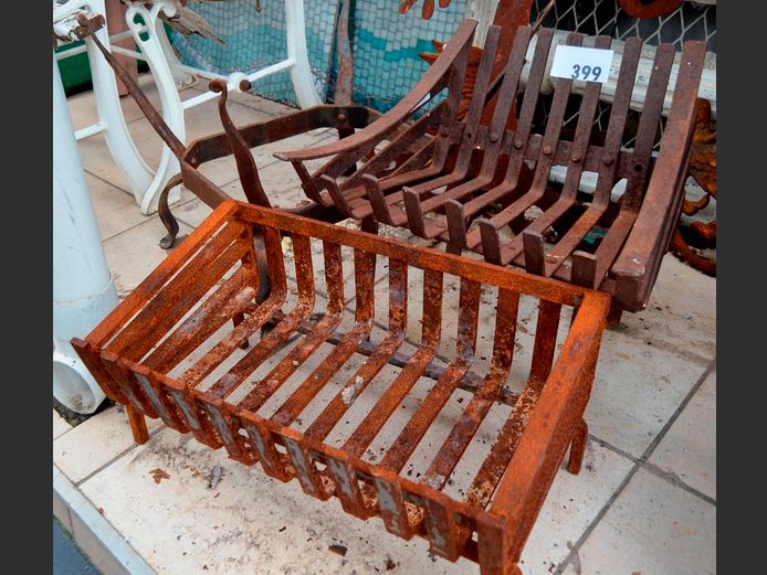 CLAY FIREPOT STAND & 2 FIRE GRATES