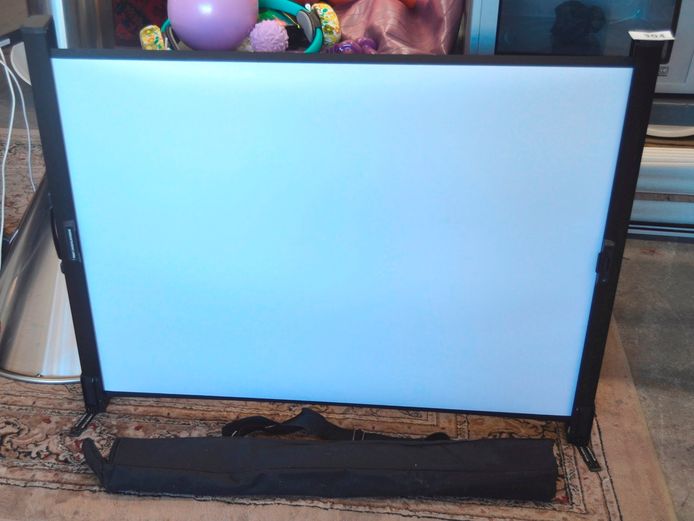 PROJECTOR SCREEN WITH BAG