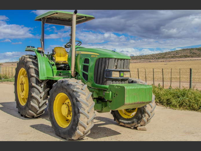 2012 John Deere 6100D