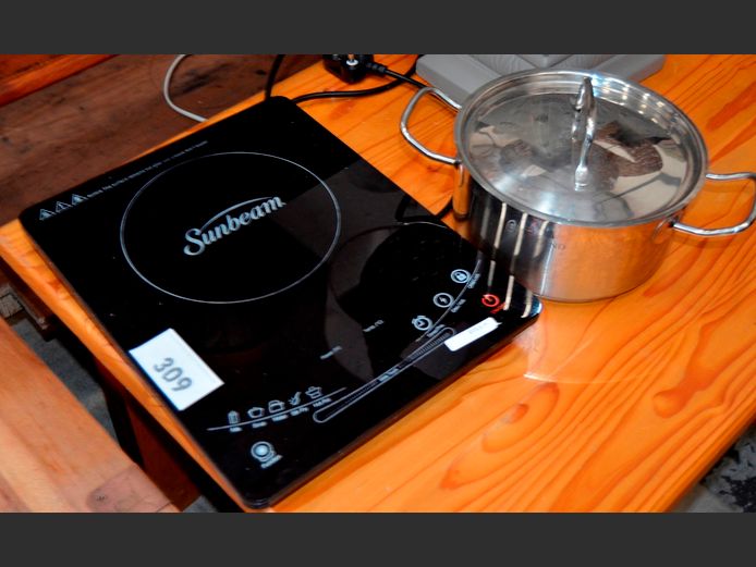 SUNBEAM INDUCTION COOKER [Switches on, untested further], 37 x 29cm, & A STAINLESS STEEL POT WITH LID, 21cm Diameter
