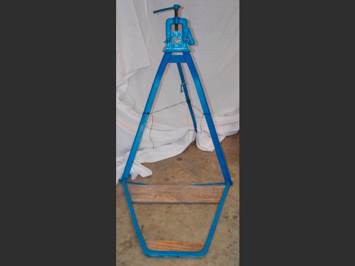 BLUE PIPE VICE ON STAND