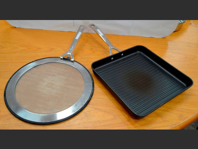 LE CREUSET: NON-STICK SKILLET GRILL, 28 x 28cm, & A STAINLESS STEEL SPLATTER GUARD, 32cm Diameter [45,48]