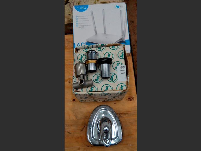LOT: CUDY AC 1200 WI-FI ROUTER [As new], BETA MIXER TAP & VARIOUS PLUMBING ACCESSORIES [3,5]